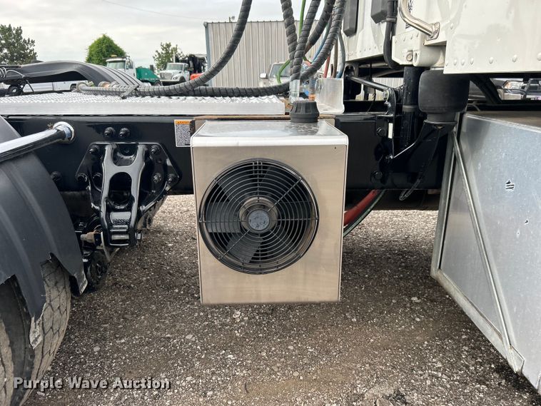 image for item EG0758 2019 Peterbilt  579 semi truck