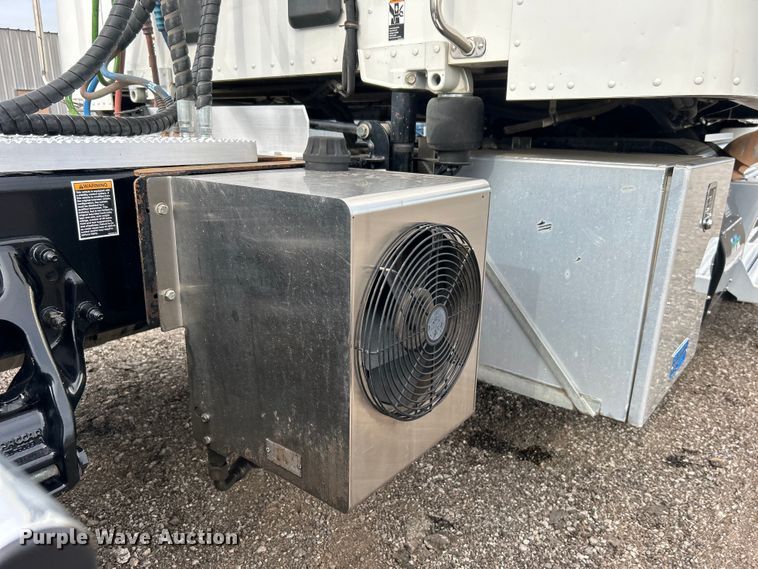 image for item EG0758 2019 Peterbilt  579 semi truck