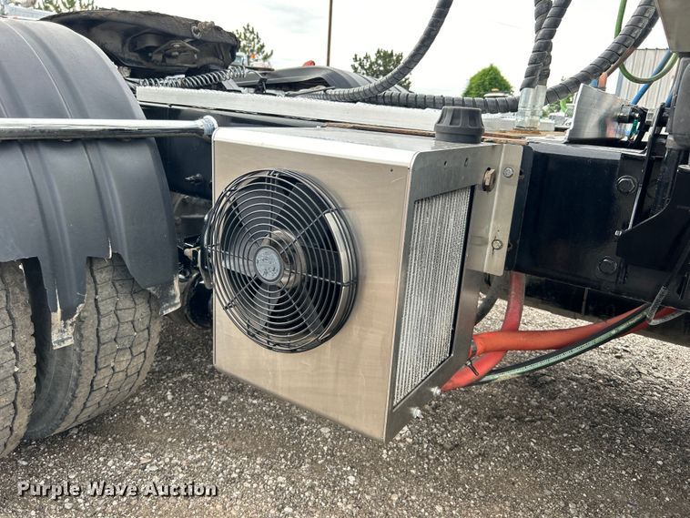 image for item EG0758 2019 Peterbilt  579 semi truck