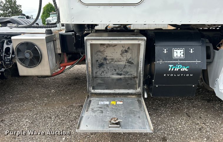 image for item EG0758 2019 Peterbilt  579 semi truck