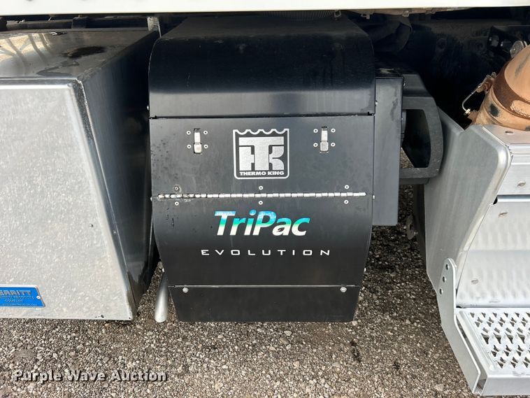 image for item EG0758 2019 Peterbilt  579 semi truck