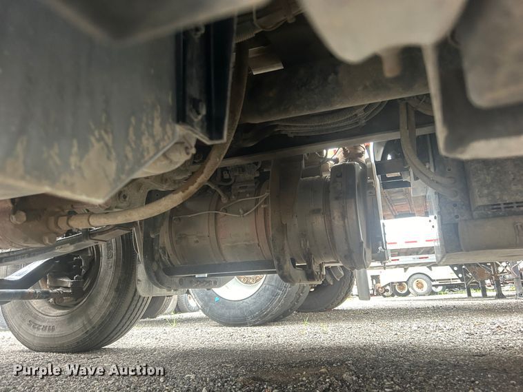 image for item EG0758 2019 Peterbilt  579 semi truck