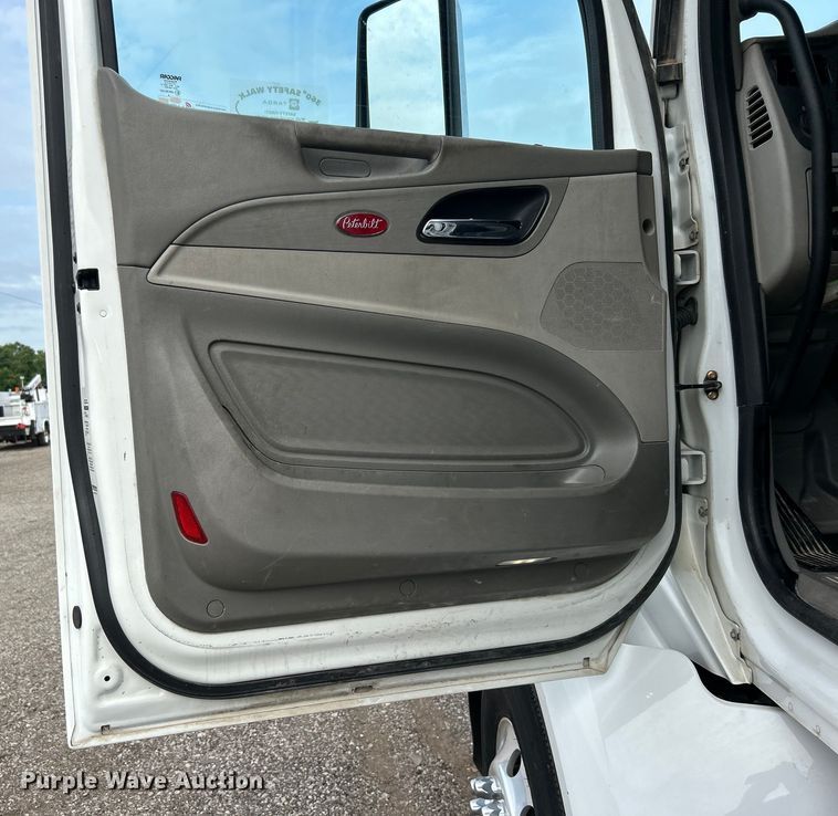 image for item EG0758 2019 Peterbilt  579 semi truck