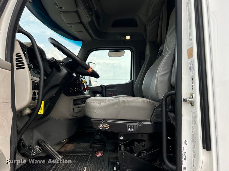 image for item EG0758 2019 Peterbilt  579 semi truck