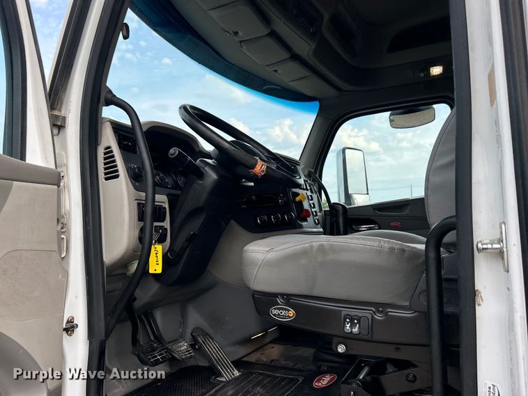 image for item EG0758 2019 Peterbilt  579 semi truck