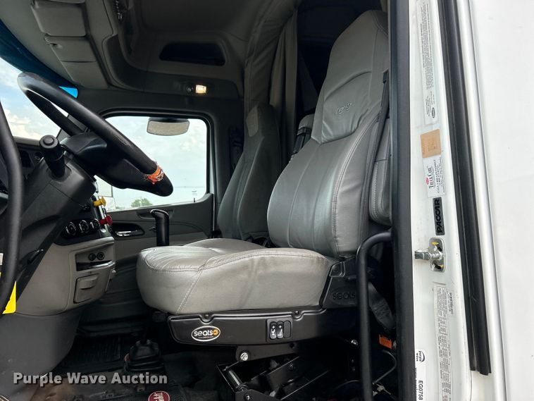 image for item EG0758 2019 Peterbilt  579 semi truck