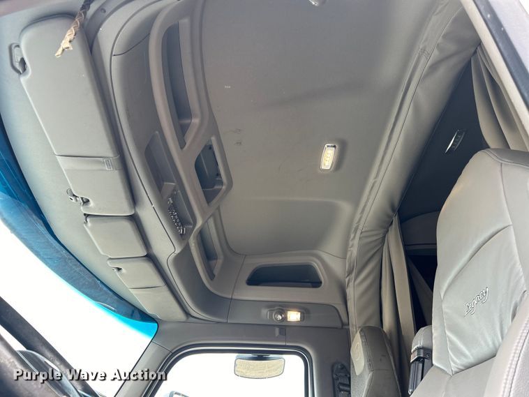 image for item EG0758 2019 Peterbilt  579 semi truck