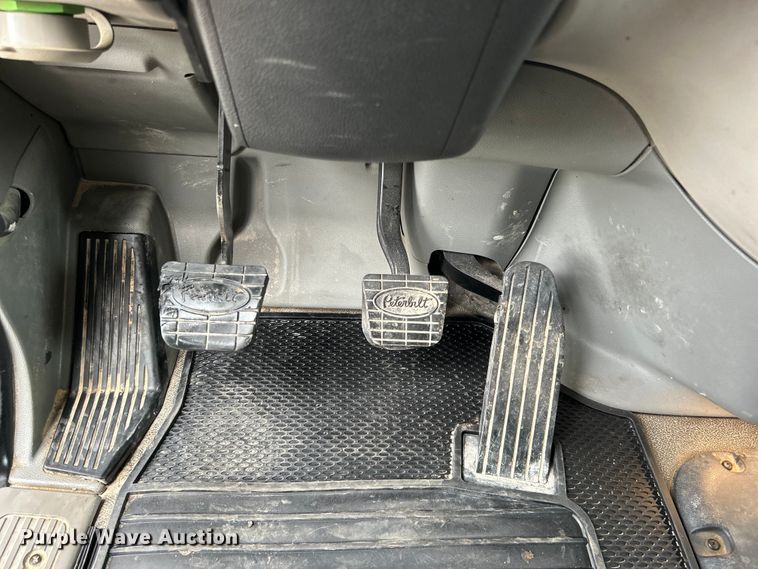 image for item EG0758 2019 Peterbilt  579 semi truck