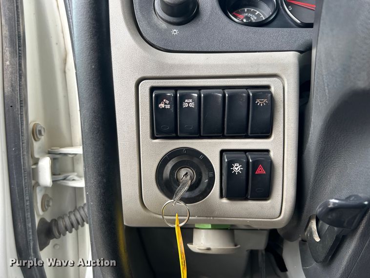 image for item EG0758 2019 Peterbilt  579 semi truck