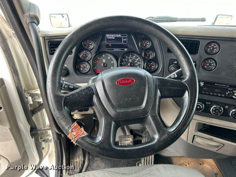 image for item EG0758 2019 Peterbilt  579 semi truck