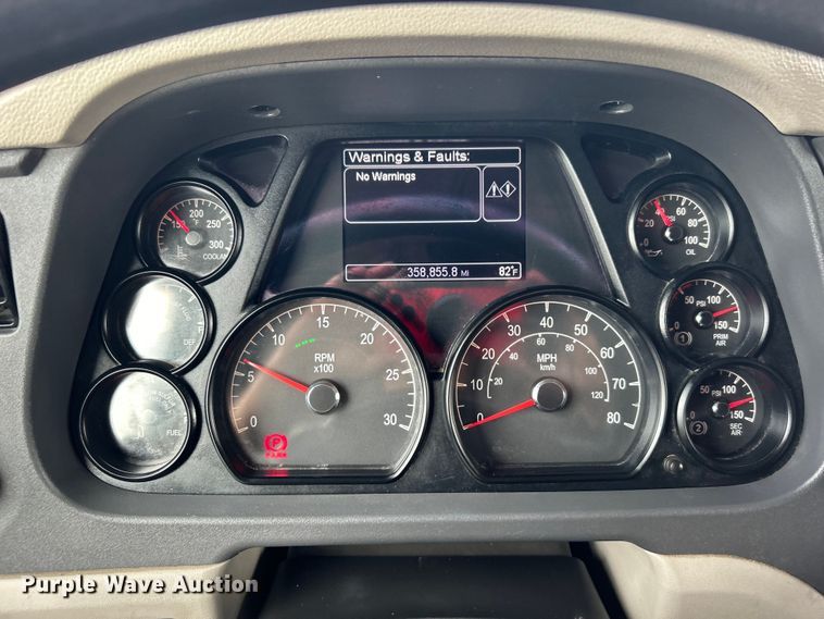 image for item EG0758 2019 Peterbilt  579 semi truck