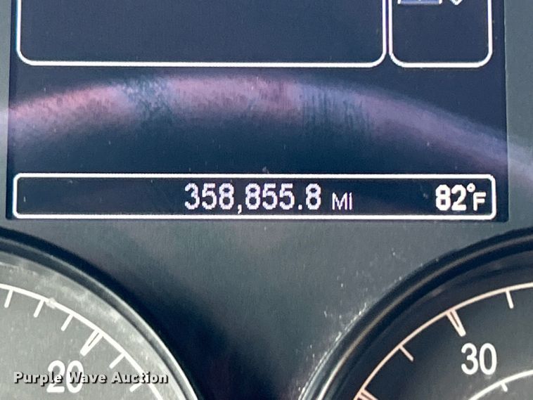 image for item EG0758 2019 Peterbilt  579 semi truck