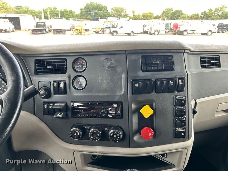 image for item EG0758 2019 Peterbilt  579 semi truck