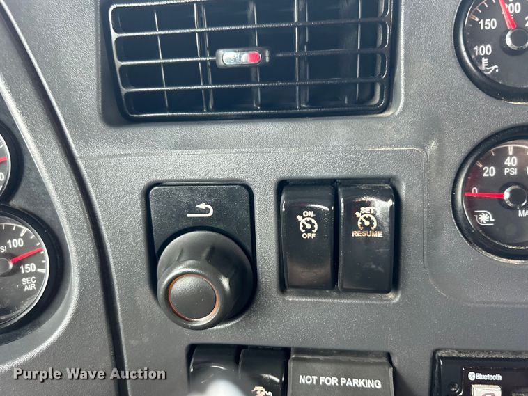 image for item EG0758 2019 Peterbilt  579 semi truck