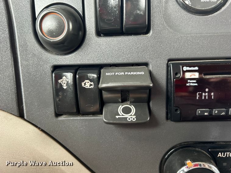 image for item EG0758 2019 Peterbilt  579 semi truck