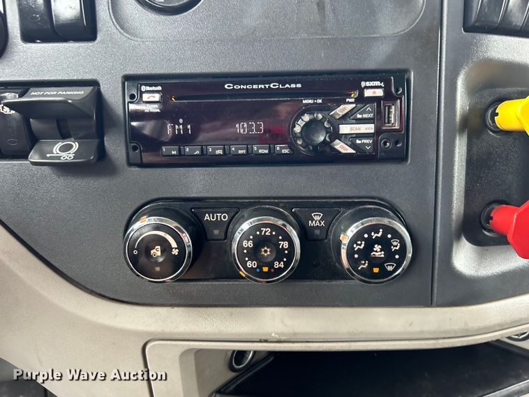 image for item EG0758 2019 Peterbilt  579 semi truck