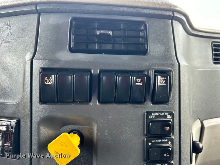 image for item EG0758 2019 Peterbilt  579 semi truck