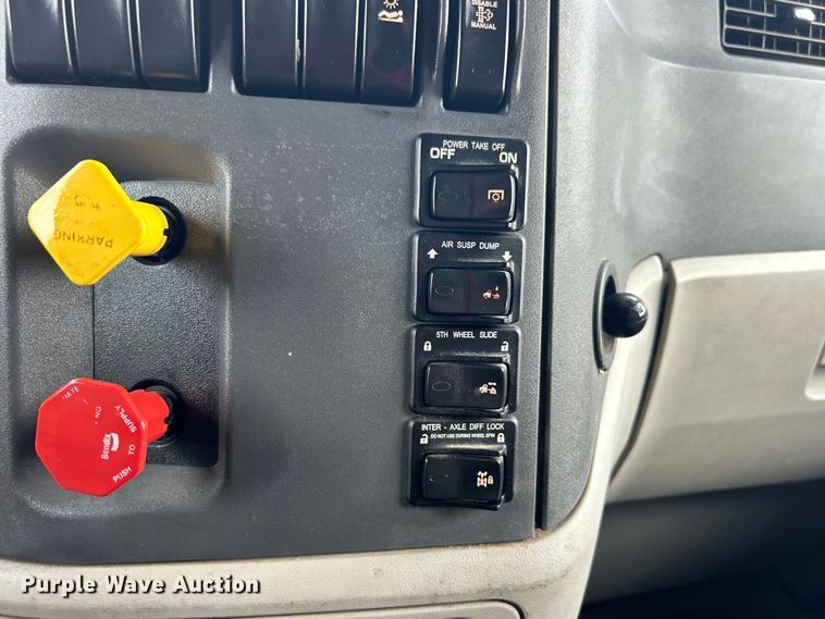 image for item EG0758 2019 Peterbilt  579 semi truck