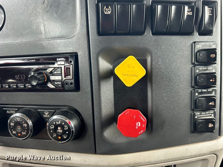 image for item EG0758 2019 Peterbilt  579 semi truck