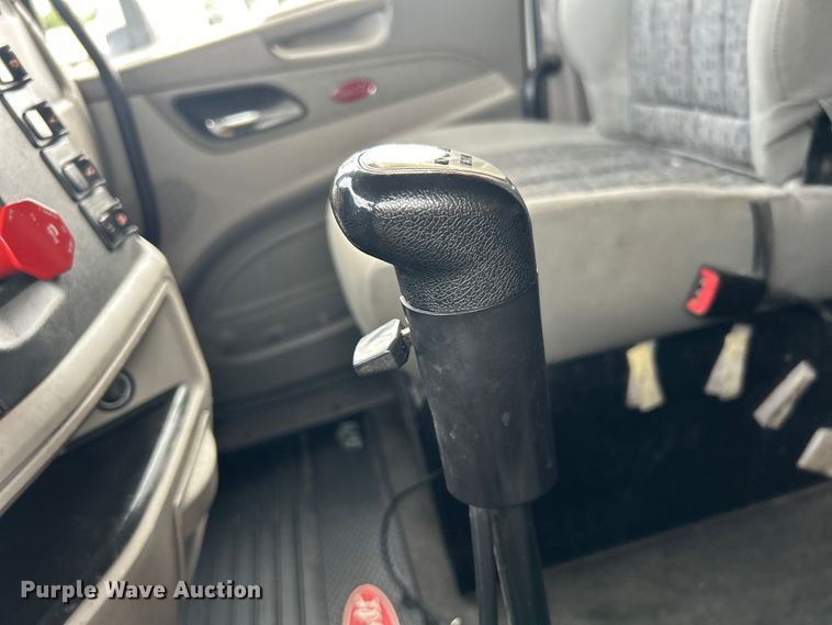 image for item EG0758 2019 Peterbilt  579 semi truck