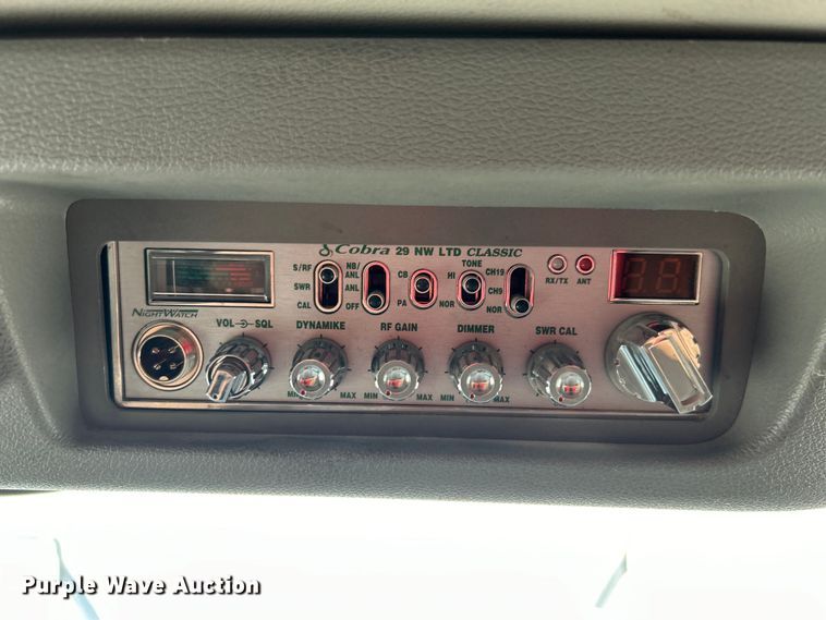 image for item EG0758 2019 Peterbilt  579 semi truck