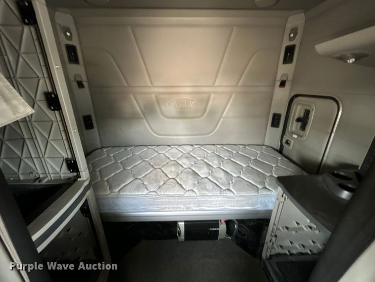 image for item EG0758 2019 Peterbilt  579 semi truck