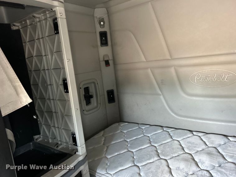 image for item EG0758 2019 Peterbilt  579 semi truck