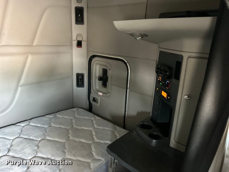 image for item EG0758 2019 Peterbilt  579 semi truck