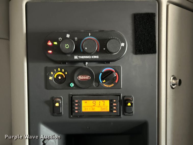 image for item EG0758 2019 Peterbilt  579 semi truck