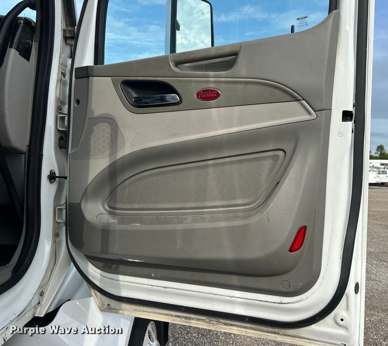 image for item EG0758 2019 Peterbilt  579 semi truck