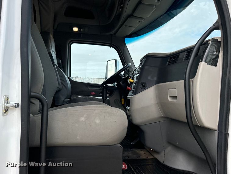 image for item EG0758 2019 Peterbilt  579 semi truck