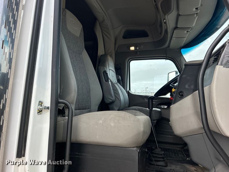 image for item EG0758 2019 Peterbilt  579 semi truck