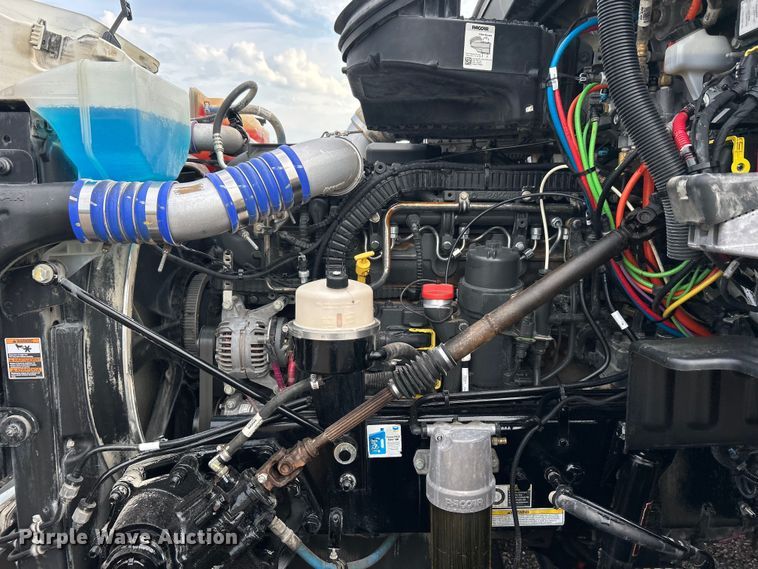 image for item EG0758 2019 Peterbilt  579 semi truck