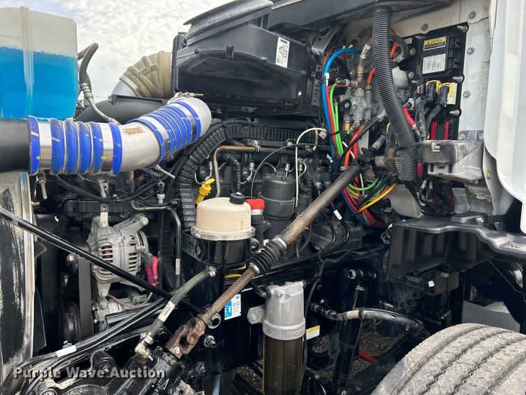 image for item EG0758 2019 Peterbilt  579 semi truck