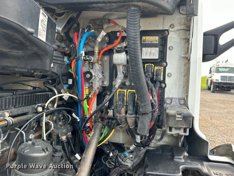 image for item EG0758 2019 Peterbilt  579 semi truck