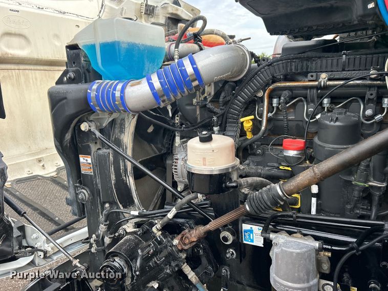 image for item EG0758 2019 Peterbilt  579 semi truck