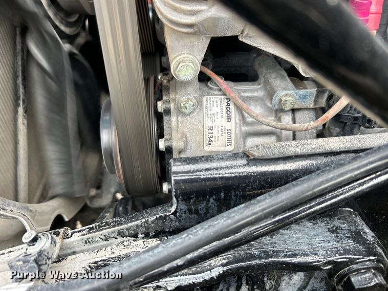 image for item EG0758 2019 Peterbilt  579 semi truck