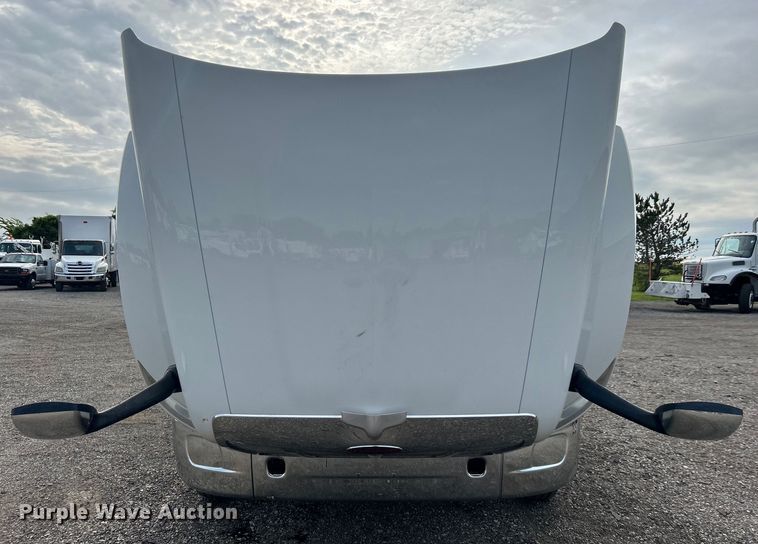 image for item EG0758 2019 Peterbilt  579 semi truck