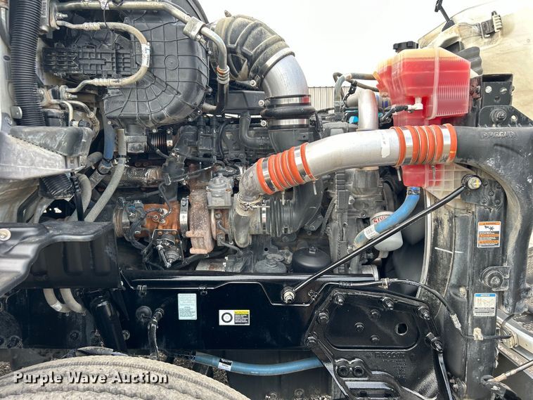 image for item EG0758 2019 Peterbilt  579 semi truck