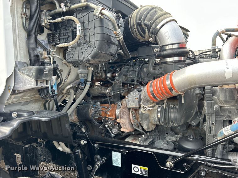 image for item EG0758 2019 Peterbilt  579 semi truck