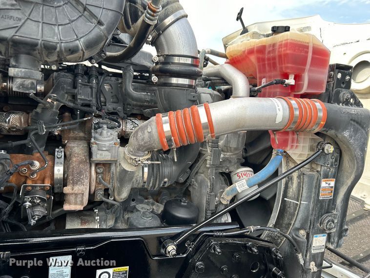 image for item EG0758 2019 Peterbilt  579 semi truck