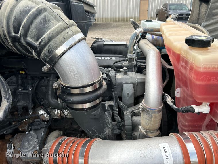 image for item EG0758 2019 Peterbilt  579 semi truck