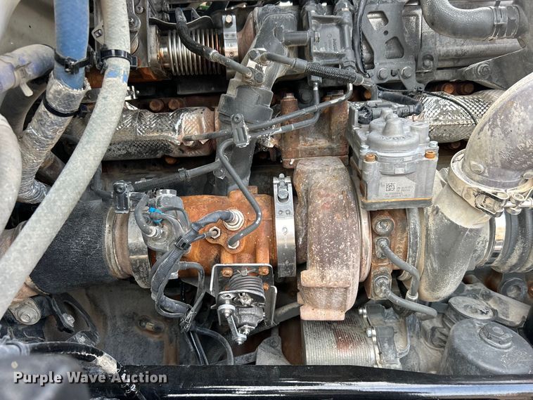 image for item EG0758 2019 Peterbilt  579 semi truck