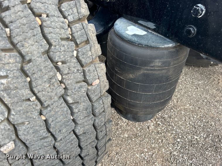 image for item EG0758 2019 Peterbilt  579 semi truck