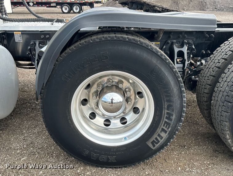 image for item EG0758 2019 Peterbilt  579 semi truck