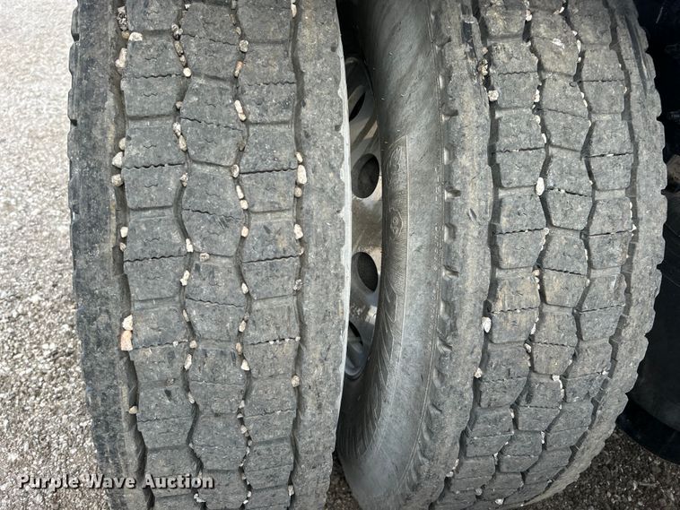 image for item EG0758 2019 Peterbilt  579 semi truck