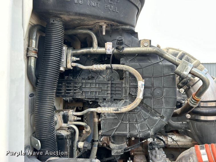 image for item EG0758 2019 Peterbilt  579 semi truck