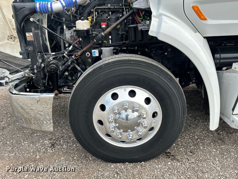 image for item EG0758 2019 Peterbilt  579 semi truck