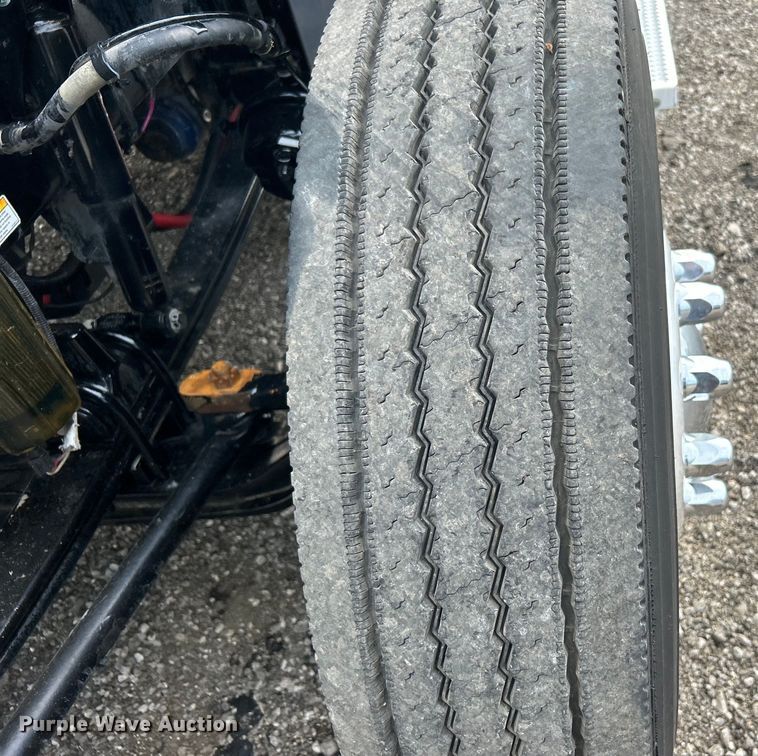 image for item EG0758 2019 Peterbilt  579 semi truck