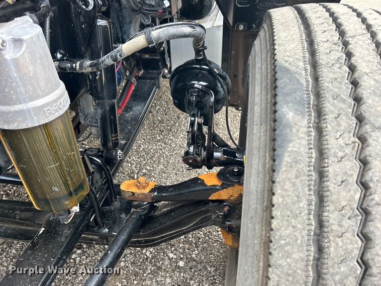 image for item EG0758 2019 Peterbilt  579 semi truck